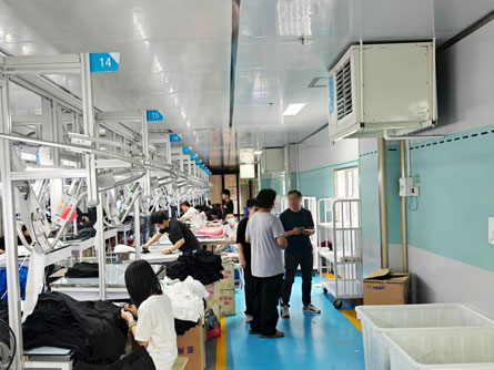 服裝廠制冷降溫，使用星科蒸發冷省電空調-掛式軸流機組